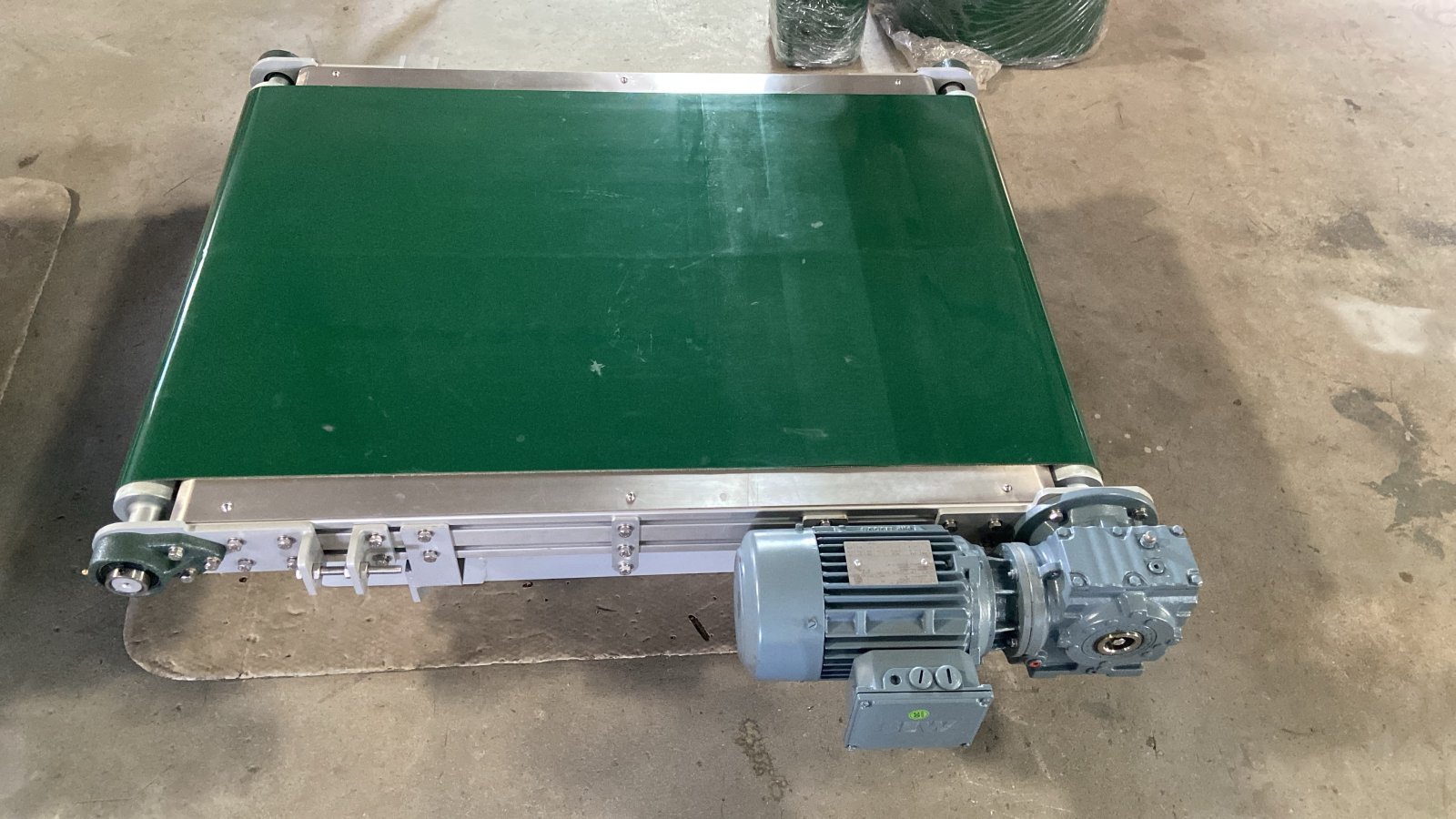 BELT CONVEYOR ASSEMBLY WITH DRIVE & BOX UNIT AND TWO SPARE BELTS